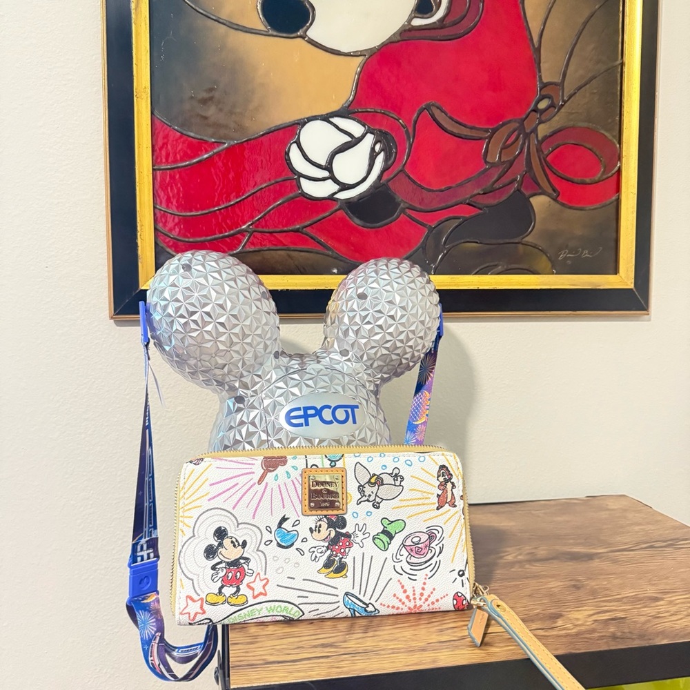 Disney Dooney and Bourke Mickey Mouse Wallet  Used excellent condition SFH.